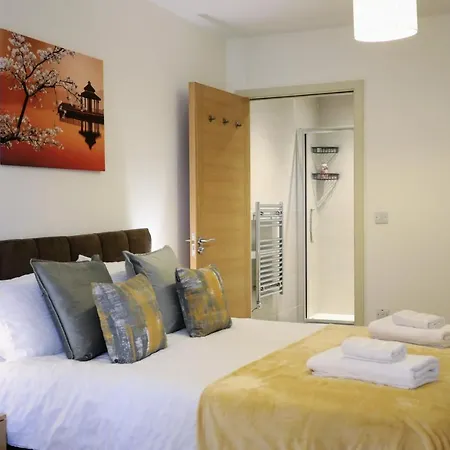 Aisiki Stays Apartments At Queensbury, Ground Floor, 2-Bedroom And 2-Bathroom, King Or Twin Beds With Front Porch, Free Wi-Fi & Parking Space